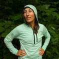 Cargar la imagen en la vista de la galería, Women's 1/4 Zip Merino Sun Hoodie - Microweight